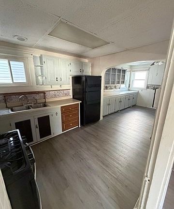 4th image of 148 Hamlet St