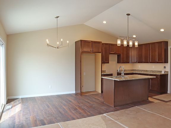 4th image of 404 Hodges Ct