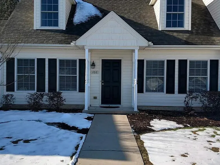 406 Lindenhurst Ct — Photo 1