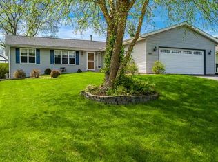 10116 Fawn Prairie Dr, Roscoe, IL 61073