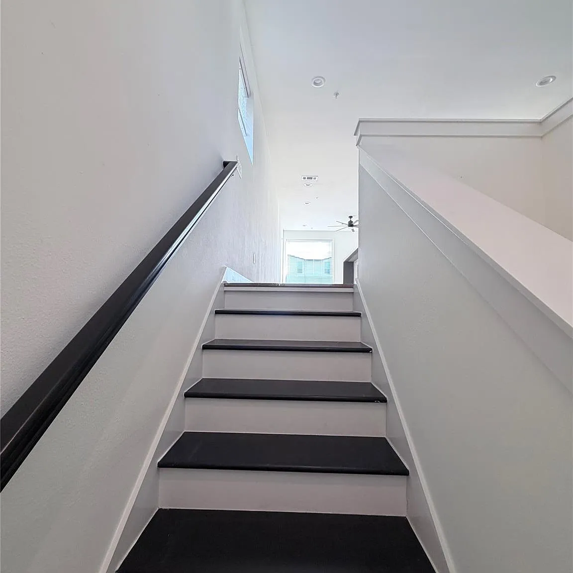 3 bed, 3.5 bath, 1964 sqft, $2,990 — Photo 3