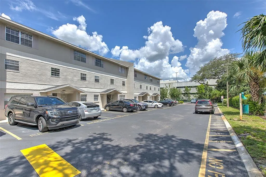 2 bed, 2.5 bath, 1284 sqft, $1,695 — Photo 2