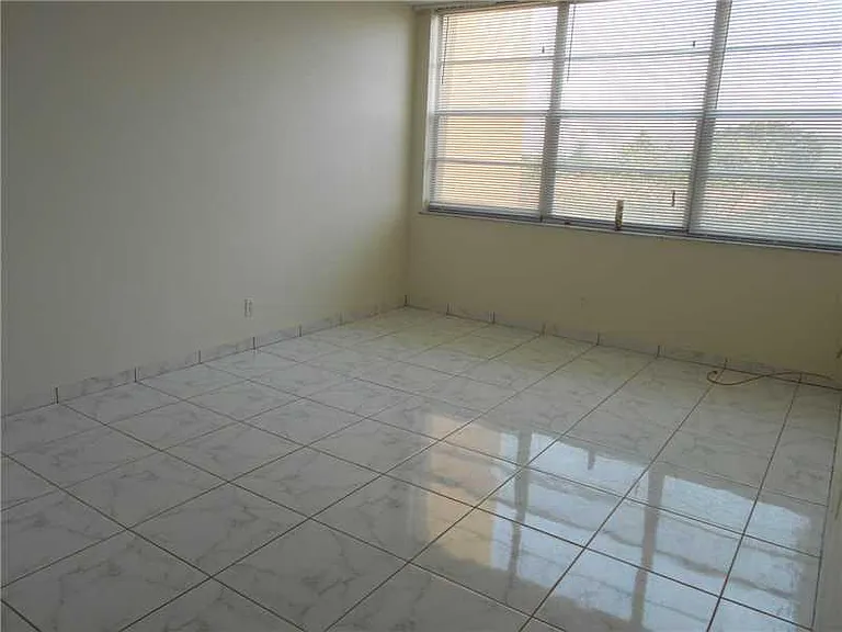 2731 Taft St #309 — Photo 6