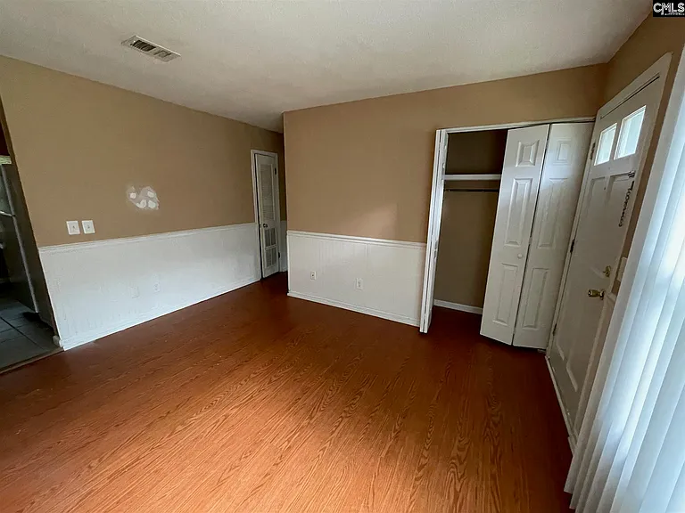 1044 Charlotte St — Photo 2