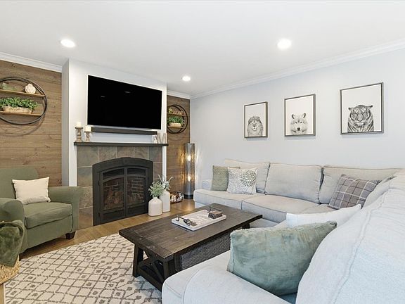 3rd image of 6 Saint Ives Ln