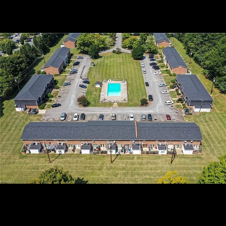 NICE WELL KEPT COMMUNITY