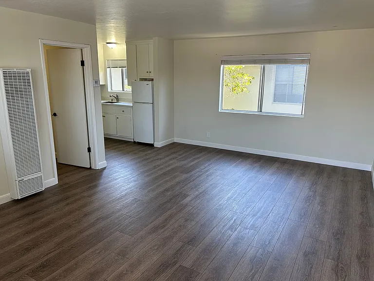 1215 Laguna Ave — Photo 2