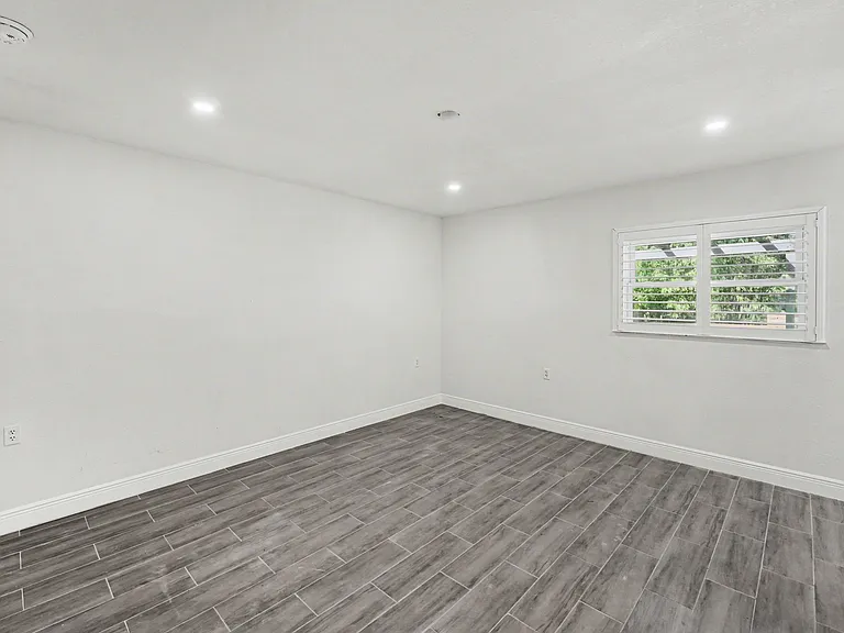 318 Bath St — Photo 14