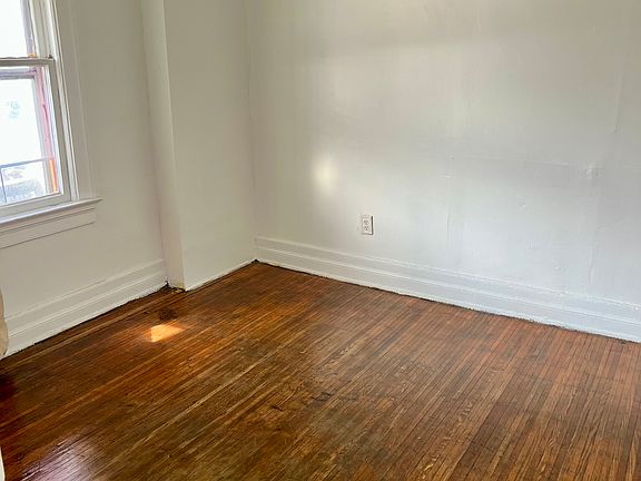 3rd image of 804 S Plymouth Ave