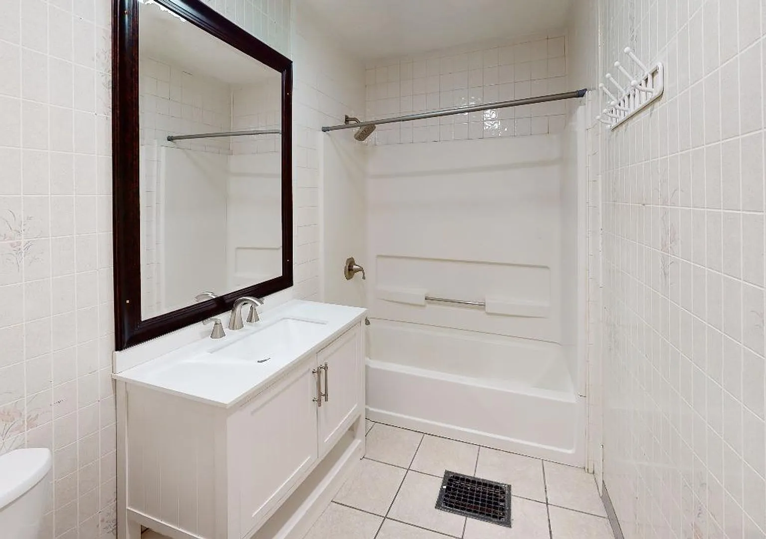 3 Bedrooms, 1 Full Bathroom + 2 Free Off-Street Parking Spaces Beautiful Campus Property Availabl... — Photo 4