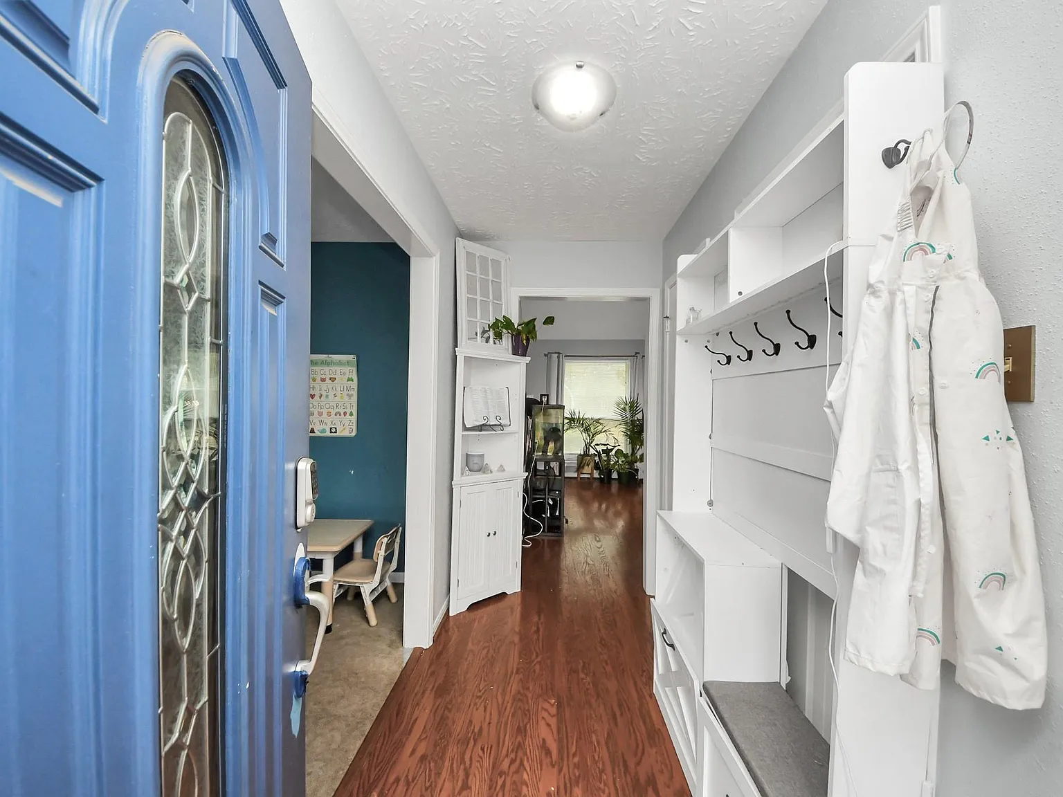 4 bed, 2.5 bath, 2264 sqft, $3,300 — Photo 4