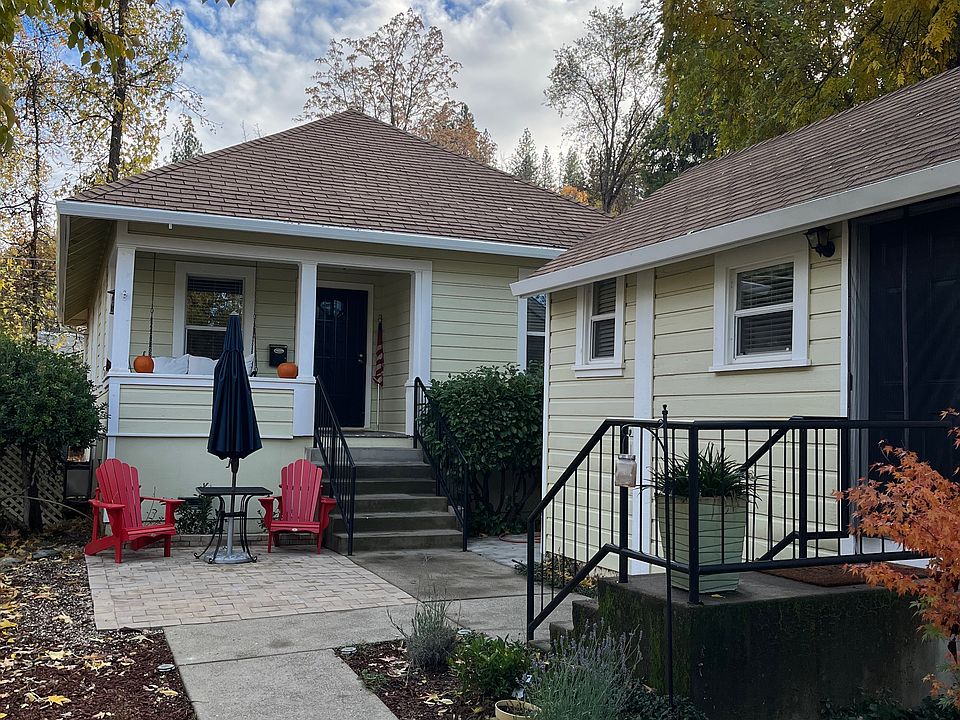 Front Porch View with 1 Bed/1Bath Cottage on the right.