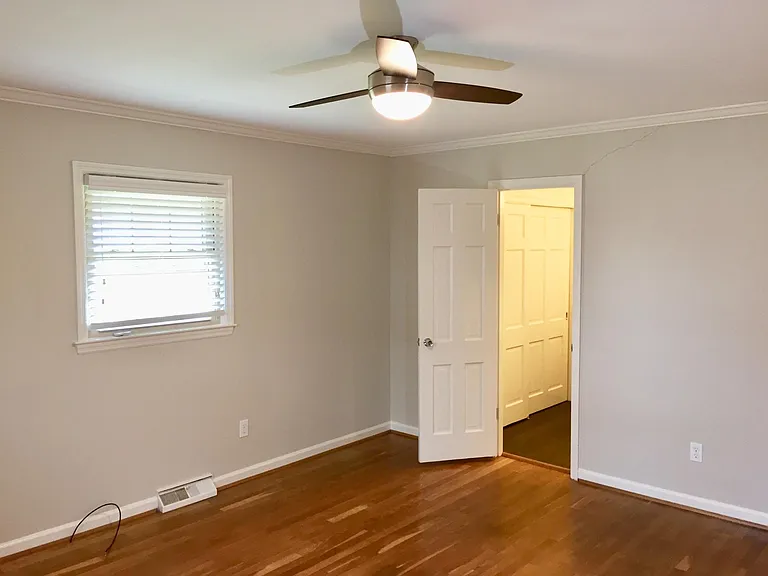 836 Surrey Ln — Photo 17