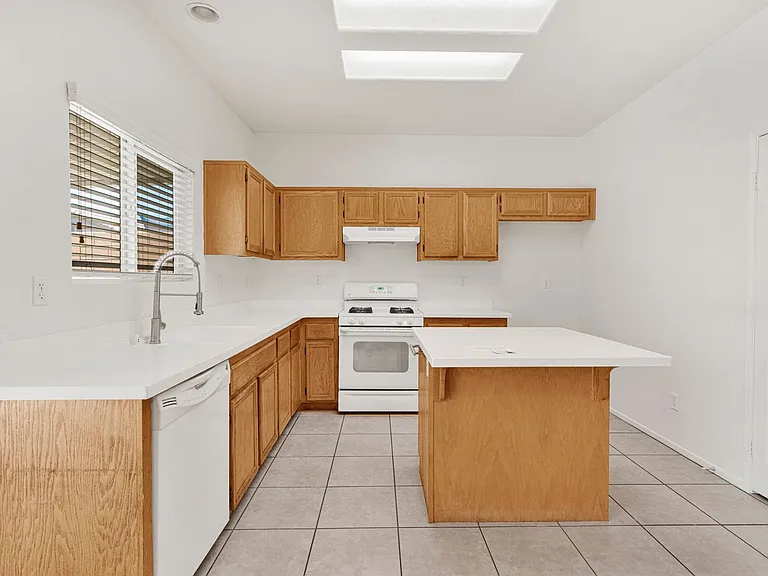 13085 Camden Ln — Photo 4