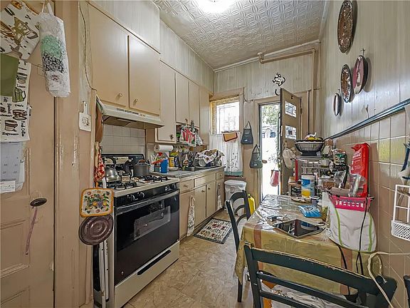 5th image of 293 Lefferts Ave