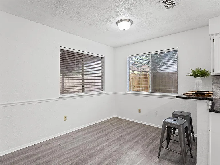 701 Riverwood Dr — Photo 10