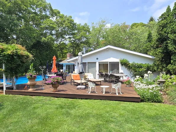 https://photos.zillowstatic.com/fp/100acb214503f2dc3a559596af433f3f-p_e.webp