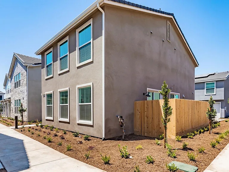 2834 E Tamarind Dr — Photo 7