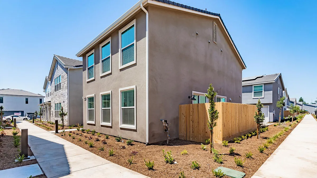 Building Photo - 2834 E Tamarind Dr