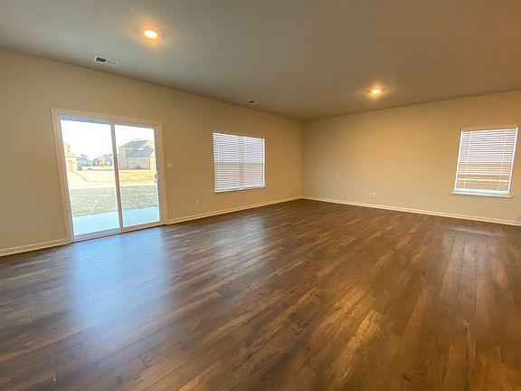 4th image of 165 Daisy Dr