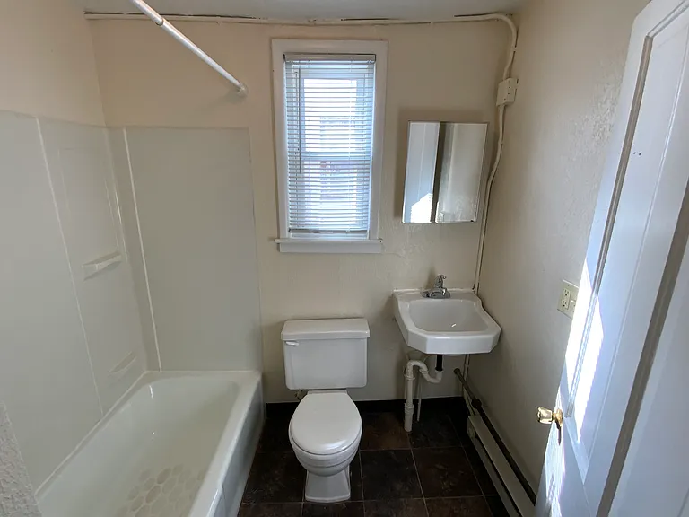 3 bed, 1.0 bath, 580 sqft, $1,150 — Photo 34