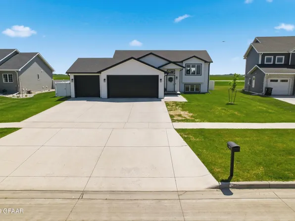 6058 W Prairiewood Dr, Grand Forks, ND 58201
