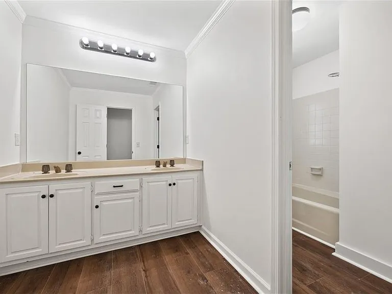 2120 Skyland Cove Ln — Photo 32