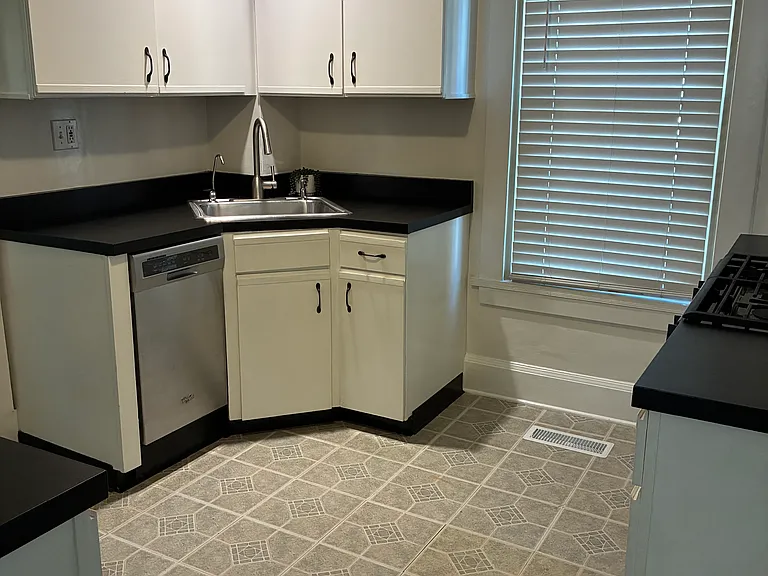 2809 Linwood Ave — Photo 9