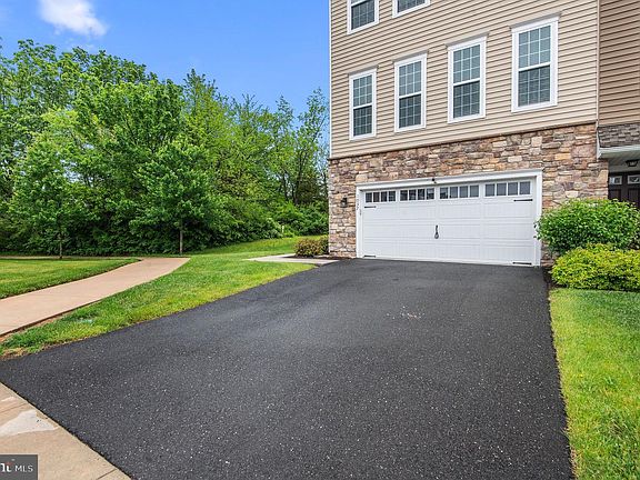 3rd image of 1037 Chapman Cir