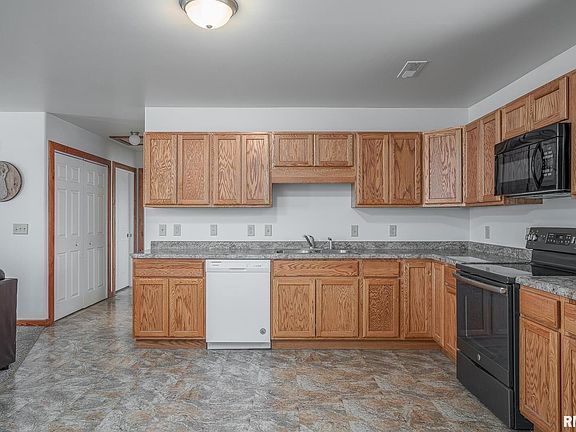 3rd image of 402 N Toronto St