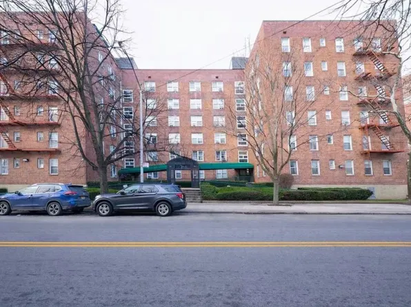 393 Avenue S image 1 of 8