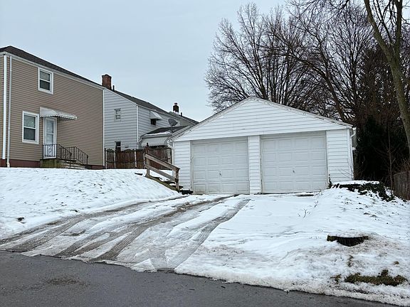 2nd image of 1560 Redwood Ave