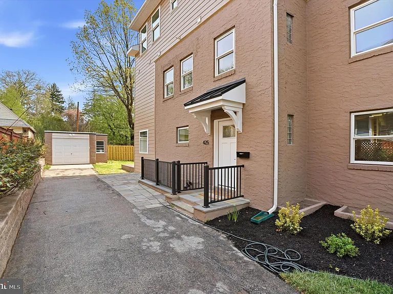425 Grove Pl — Photo 2
