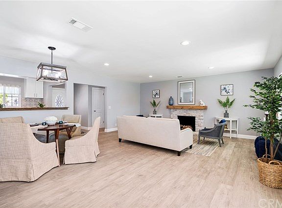 4th image of 882 E Leadora Ave