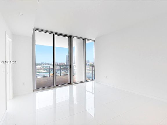 4th image of 851 NE 1st Ave #1200
