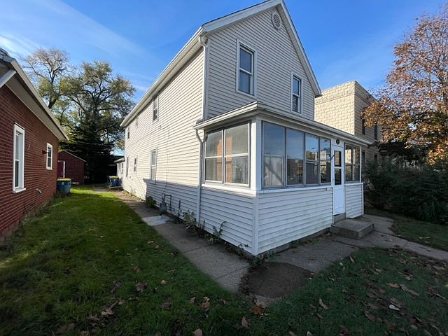 1st image of 811 1/2 E Battell St