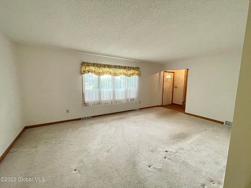 3rd image of 1 Shamrock Circle