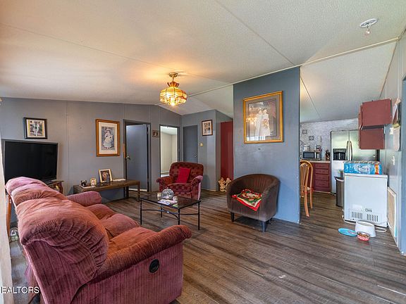 5th image of 935 Summer St