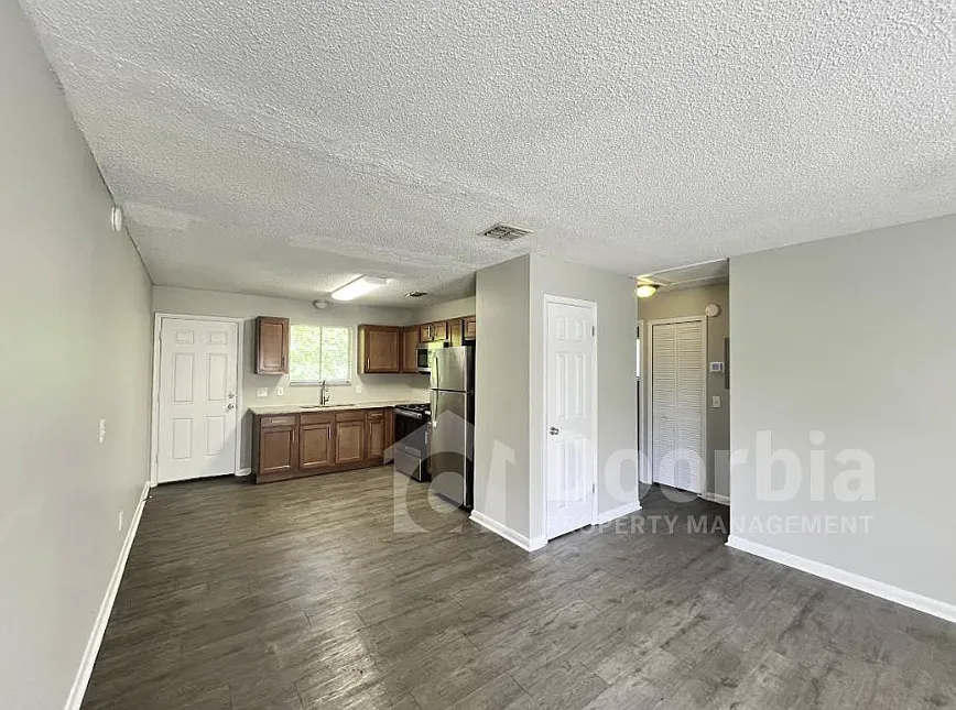 Upstairs 2 Bedroom, 1 Bathroom — Photo 3