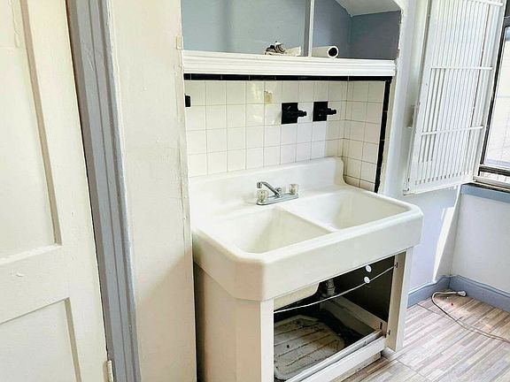 4th image of 296 Troutman St #3RR