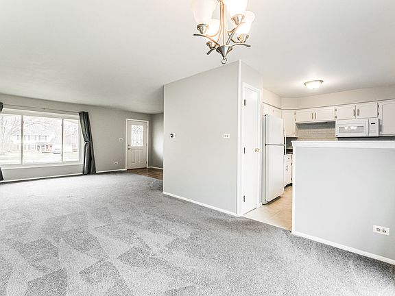 5th image of 814 W Country Dr