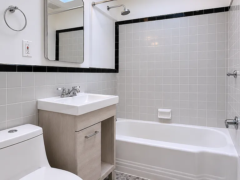 212 E 18th St #4A — Photo 3