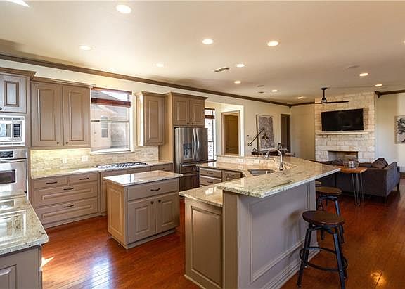 4th image of 4705 Lakewood Dr