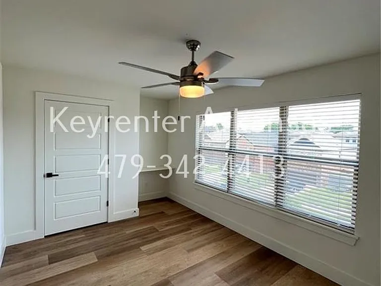 SW Livingston Sq Duplex — Photo 14