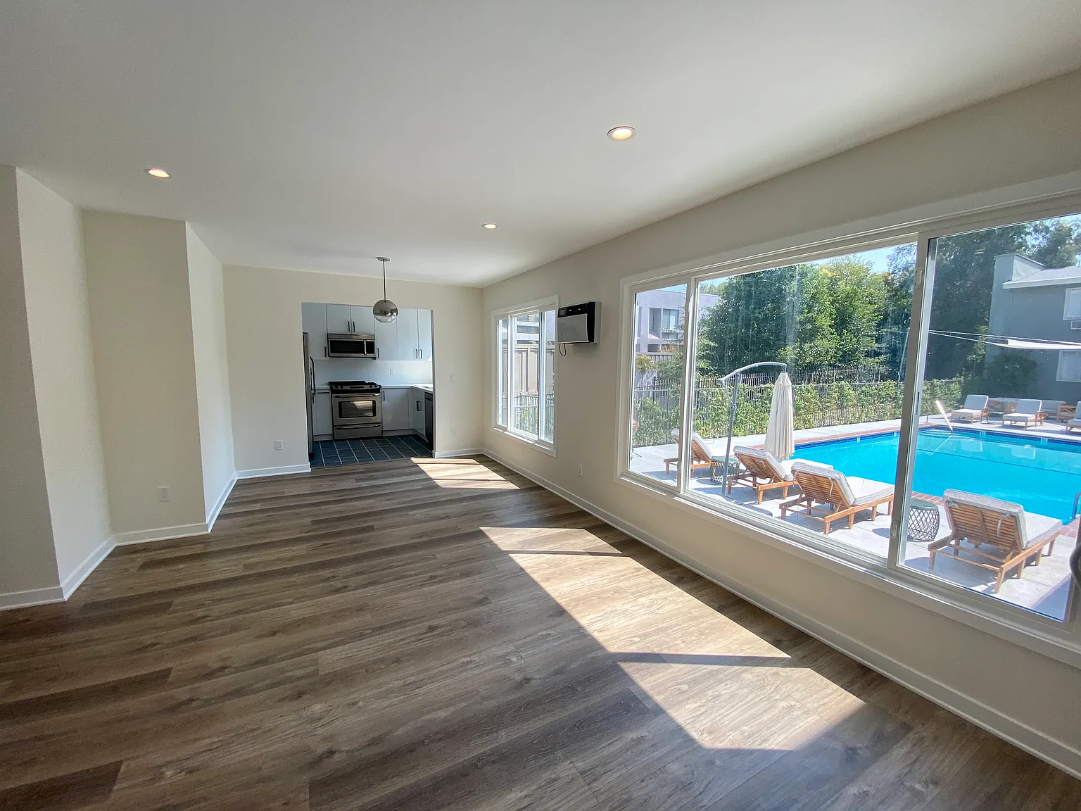 2 bed, 1100 sqft, $4,100 — Photo 2
