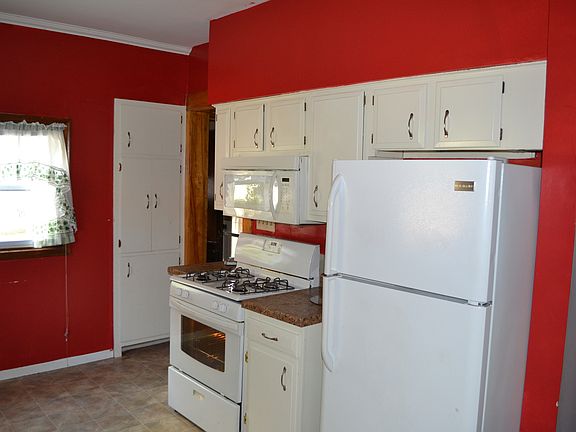4th image of 604 Hyacinth Ave E