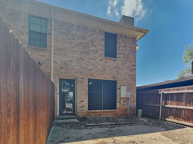 7334 Kingswood Cir — Photo 16
