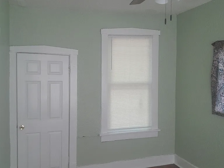 933 S McLean Blvd — Photo 8