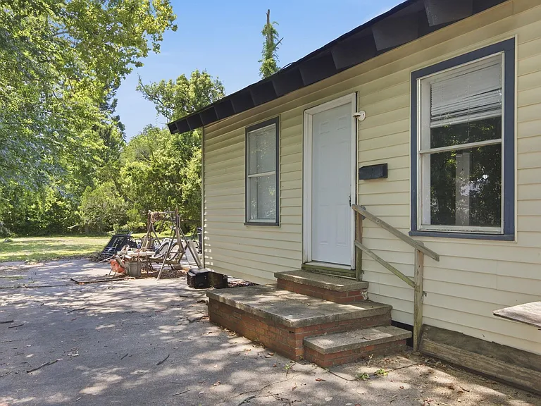 915 N Blake St — Photo 2
