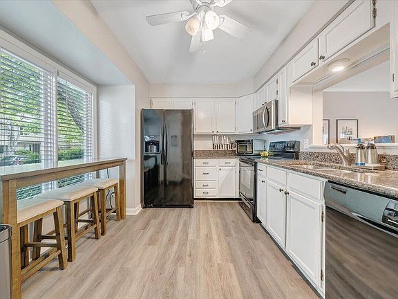 3rd image of 3437 Londonderry Ct